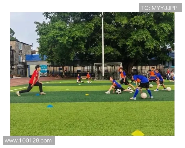 足球明星携子出场展现亲子时光共同感受绿茵场上的激情与快乐